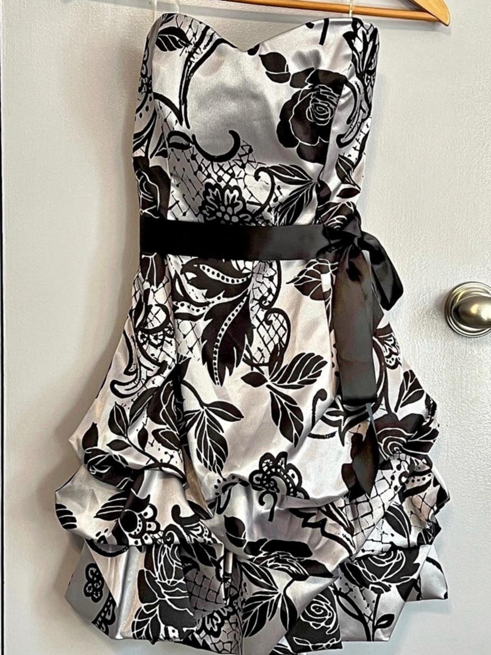 My Michelle Strapless Floral Mini Dress Like New
Size 5